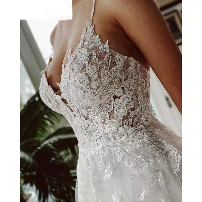 Garden Wedding Dresses 2022 Sexy V-Neck Tulle Spaghetti Straps Outdoor Lace Appliques Beading Bridal Gowns A-Line Wedding Dress