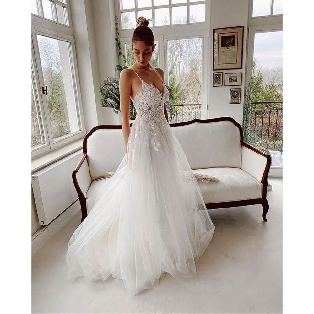 Garden Wedding Dresses 2022 Sexy V-Neck Tulle Spaghetti Straps Outdoor Lace Appliques Beading Bridal Gowns A-Line Wedding Dress
