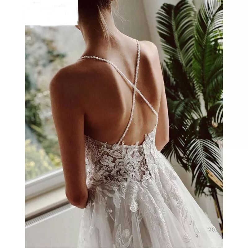Garden Wedding Dresses 2022 Sexy V-Neck Tulle Spaghetti Straps Outdoor Lace Appliques Beading Bridal Gowns A-Line Wedding Dress